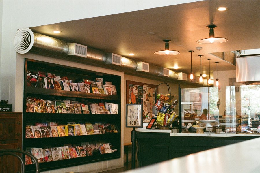 雑誌の棚と照明が並ぶ店舗の内部