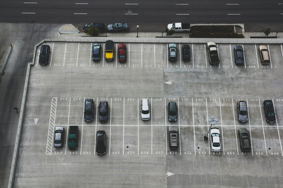 区画線が引かれた屋外の駐車場を上から見た様子